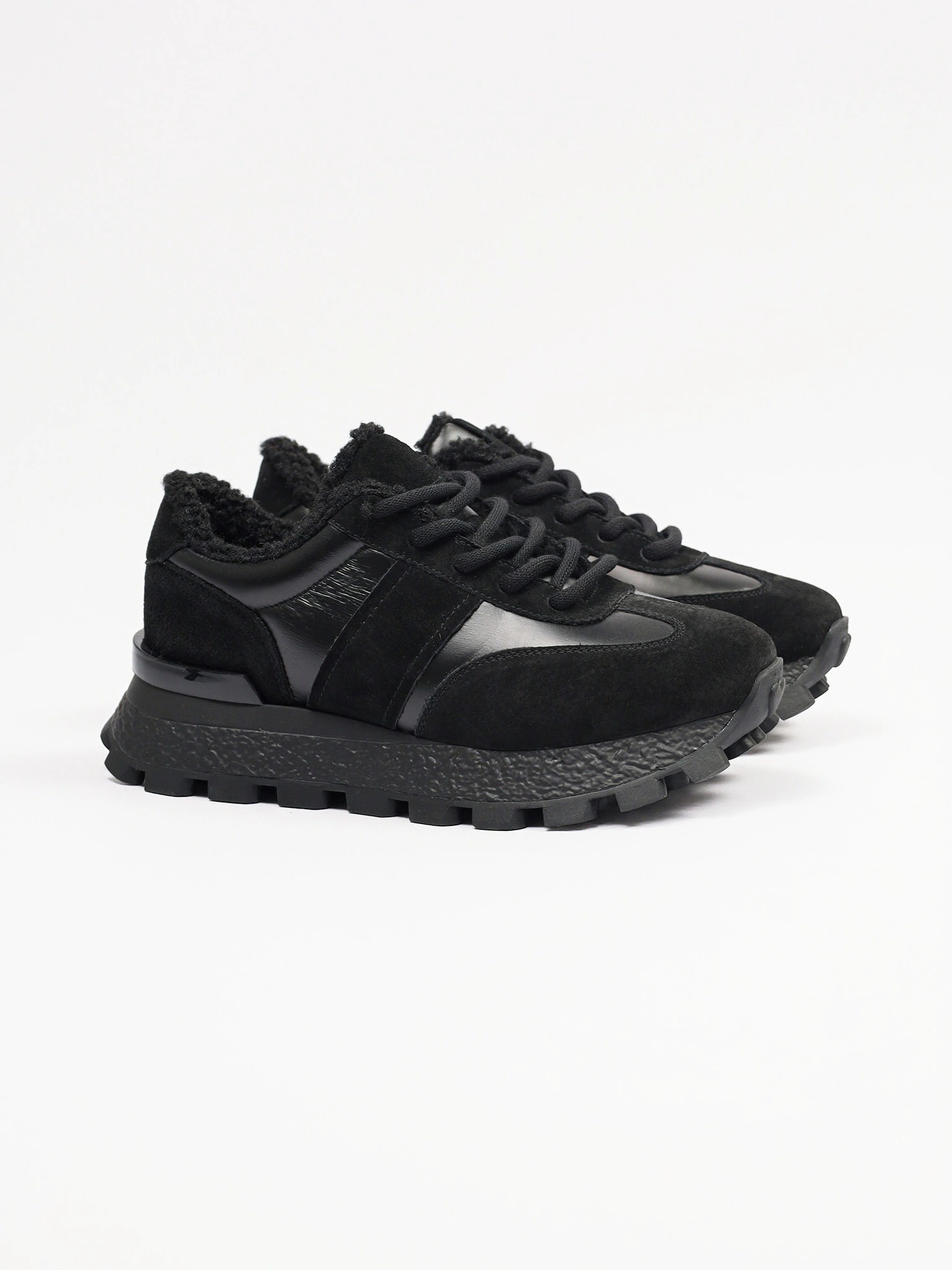 Кроссовки комбинированные черного цвета на рельефной подошве